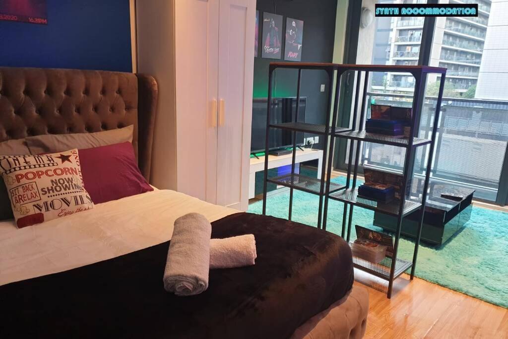 80S Retro 1Bed Studio Serviced Apartment Canary Wharf Perfect For Solo & Couple Travellers ロンドン エクステリア 写真