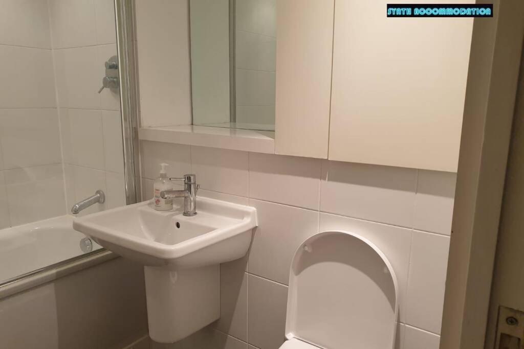 80S Retro 1Bed Studio Serviced Apartment Canary Wharf Perfect For Solo & Couple Travellers ロンドン エクステリア 写真