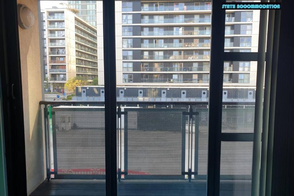 80S Retro 1Bed Studio Serviced Apartment Canary Wharf Perfect For Solo & Couple Travellers ロンドン エクステリア 写真
