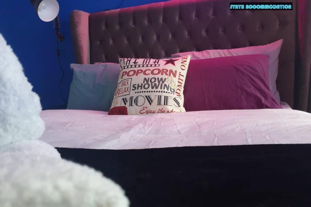 80S Retro 1Bed Studio Serviced Apartment Canary Wharf Perfect For Solo & Couple Travellers ロンドン エクステリア 写真