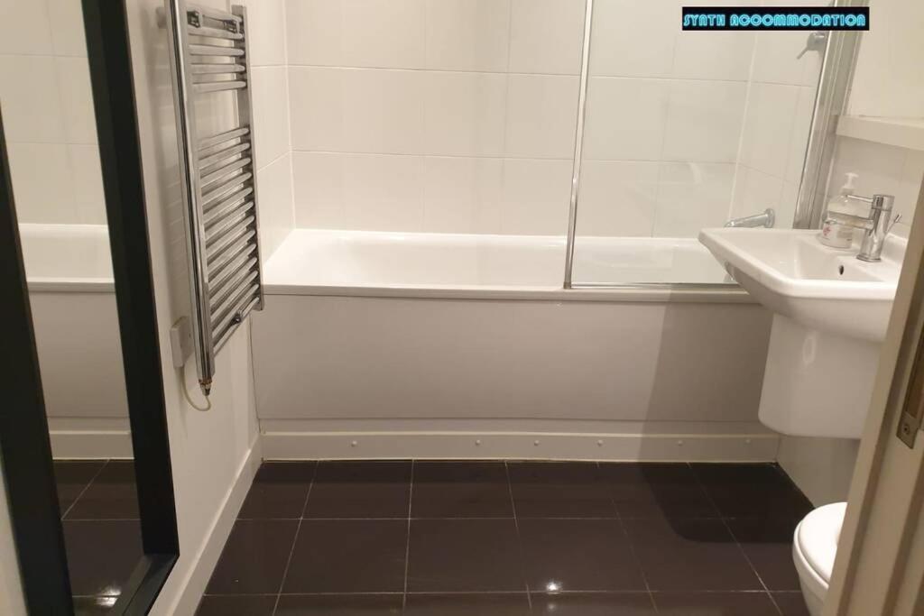 80S Retro 1Bed Studio Serviced Apartment Canary Wharf Perfect For Solo & Couple Travellers ロンドン エクステリア 写真